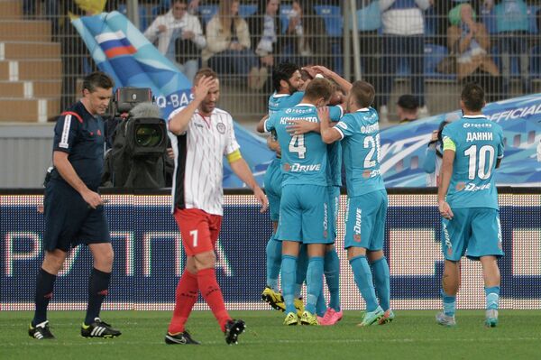 Игроки ФК Зенит радуются забитому голу