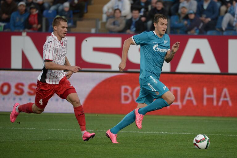 Защитник ФК Амкар Николай Зайцев (слева) и форвард ФК Зенит Артём Дзюба