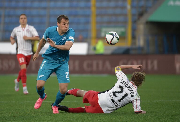 Форвард ФК Зенит Артём Дзюба (слева) и защитник ФК Амкар Дмитрий Белоруков