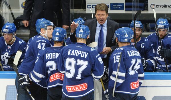 Главный тренер Динамо Харийс Витолиньш (в центре) с игроками своей команды