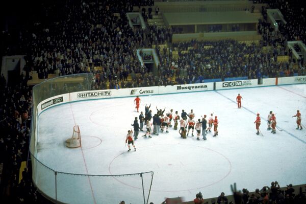 Игроки сборной Канады радуются победе в Суперсерии 1972 года со сборной СССР