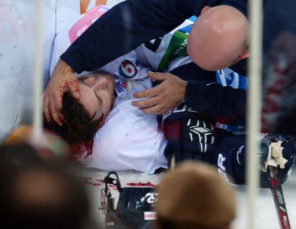 Нападающий Медвешчака Мэтт Мерли, получивший травму в матче регулярного чемпионата Континентальной хоккейной против Ак Барса, 2013 год