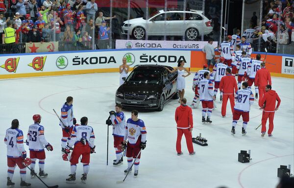 Хоккеисты сборной России после поражения в финальном матче чемпионата мира по хоккею 2015 против сборной Канады