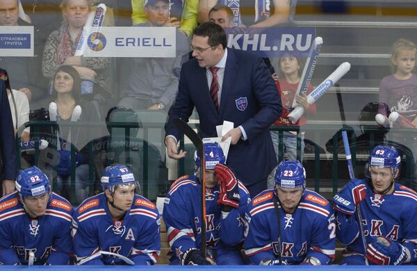 Главный тренер СКА Андрей Назаров (в центре на заднем плане)