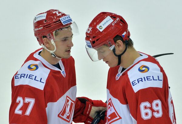 Хоккеисты Спартака Вячеслав Лещенко (слева) и Лукаш Радил