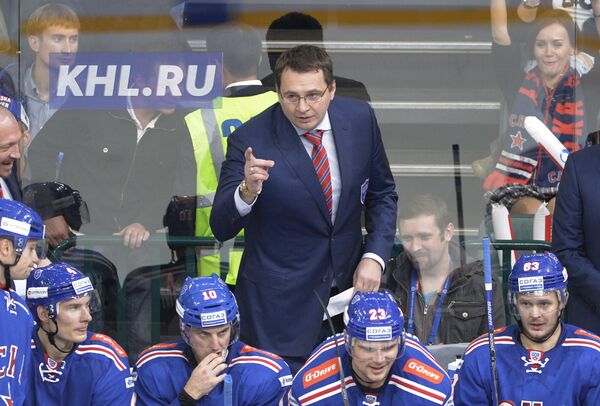 Главный тренер СКА Андрей Назаров (на втором плане)