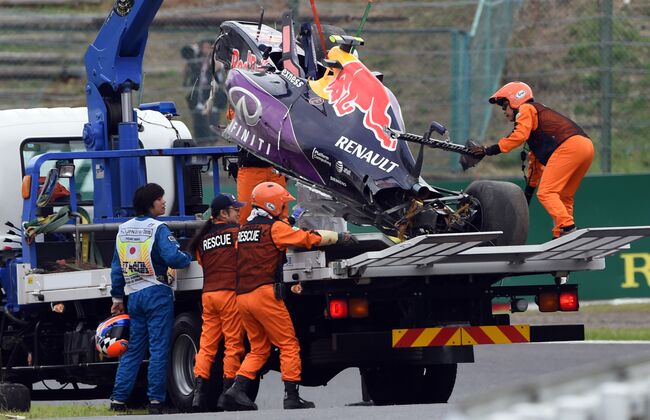 Даниил Квят попал в аварию во время квалификации Гран-при Японии, 26 сентября 2015