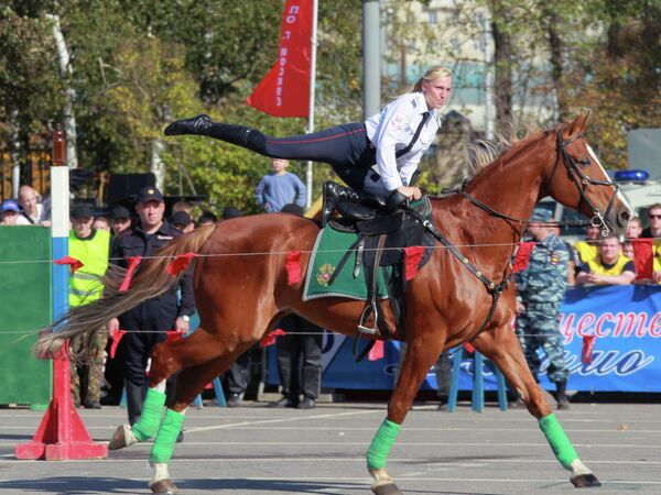 Сотрудник конной полиции на спортивном празднике