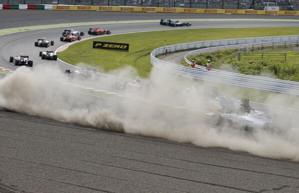 Трасса Гран-при Японии после заезда на гравий пилота Форс Индии Серхио Переса
