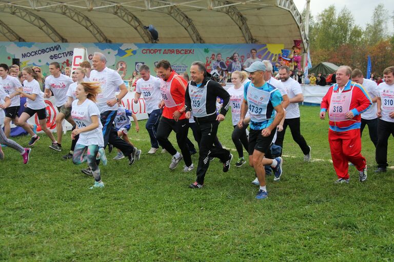 Министр спорта Российской Федерации Виталий Мутко (в центре) во время массового забега Кросс нации - 2015 в Москве