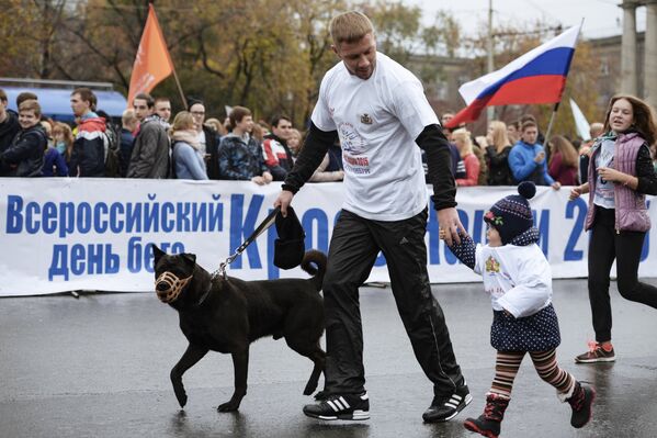 Участники массового забега Кросс нации-2015 в Екатеринбурге