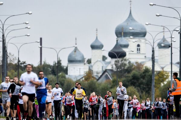 Участники массового забега Кросс нации - 2015 в Великом Новгороде