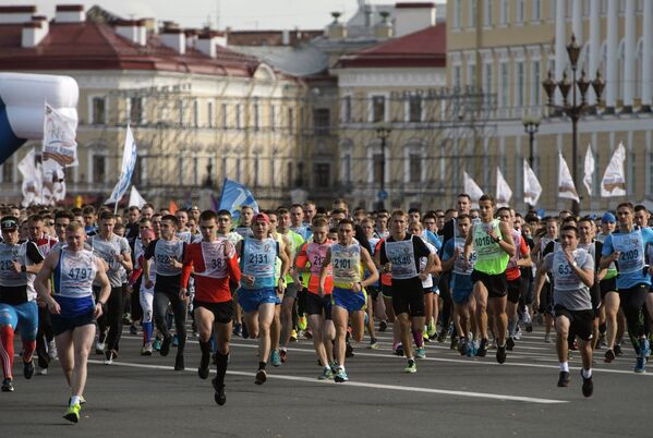 Участники массового забега Кросс нации-2015 в Санкт-Петербурге