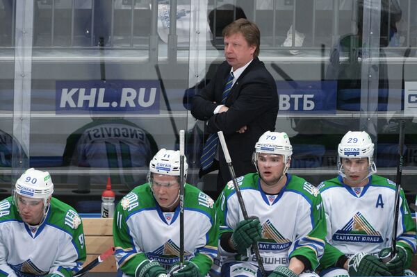 Главный тренер ХК Салават Юлаев Анатолий Емелин (в центре на заднем плане)