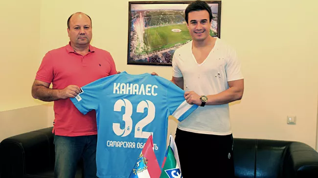Чилийский форвард Николас Каналес (справа)