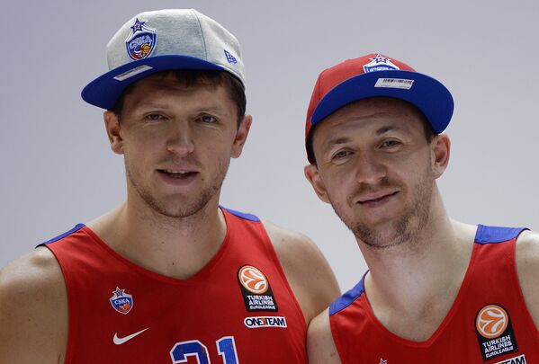 Баскетболисты ЦСКА Виктор Хряпа (слева) и Виталий Фридзон