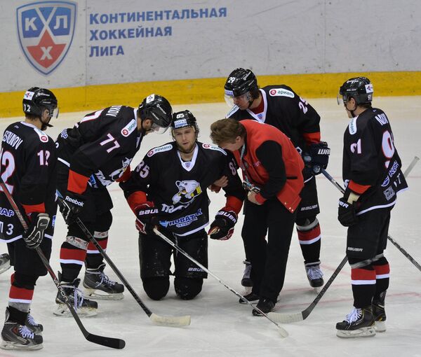 Форвард Трактора Семёну Афонасьевскому (в центре), получившему травму, оказывают помощь