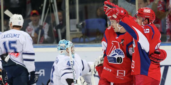 Хоккеисты Локомотива празднуют заброшенную шайбу в ворота Динамо