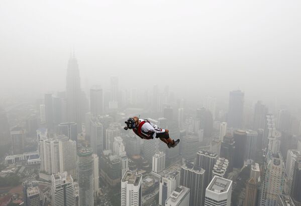 Парашютист во время прыжка с 300-метровой башни