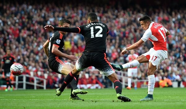 Нападающий Арсенала Алексис Санчес (крайний справа) забивает третий мяч в ворота Манчестер Юнайтед