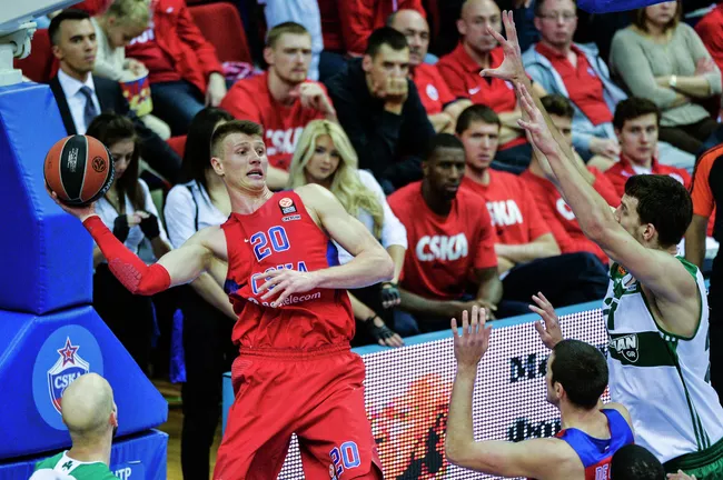 Форвард ПБК ЦСКА Андрей Воронцевич (слева)