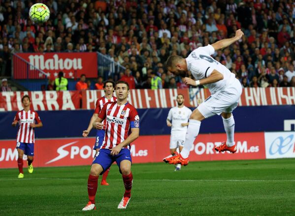 Форвард Реала Карим Бензема забивает гол в ворота Атлетико
