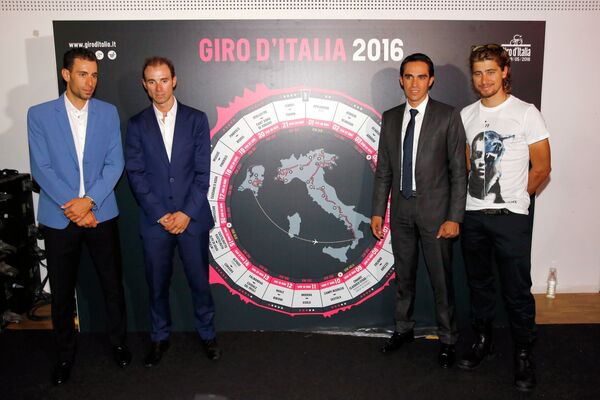 Винченцо Нибали, Алехандро Вальверде, Альберто Контадо и Петер Саган (слева направо) на презентации маршрута Джиро д'Италия-2016