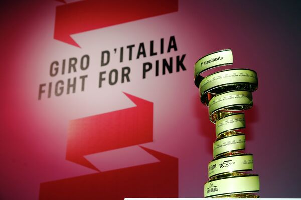 Главный трофей Джиро д'Италия на презентации нового маршрута веломногодневки