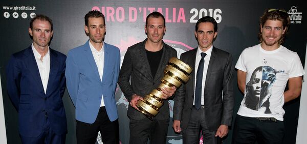 Велогонщики Алехандро Вальверде, Винченцо Нибали, Иван Бассо, Альберто Контадор и Петер Саган (слева направо) на презентации маршрута Джиро д'Италия-2016