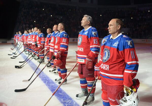 Президент РФ Владимир Путин, президент Ночной хоккейной лиги (НХЛ) Александр Якушев (справа налево)