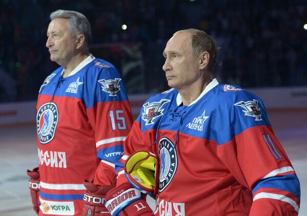 Президент РФ Владимир Путин (справа), президент Ночной хоккейной лиги (НХЛ) Александр Якушев