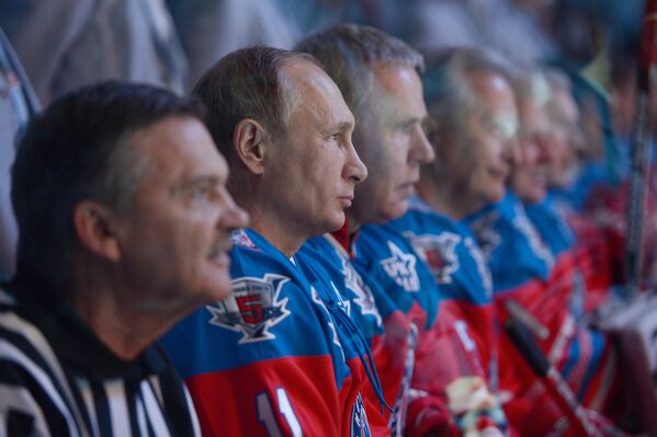 Президент РФ В. Путин (второй слева) принимает участие в хоккейном матче чемпионов НХЛ и Правления и почетных гостей НХЛ