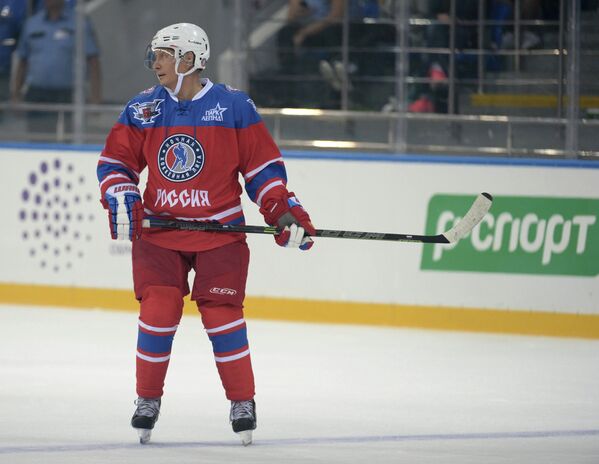 Президент РФ Владимир Путин принимает участие в матче между сборной командой чемпионов Ночной хоккейной лиги (НХЛ)