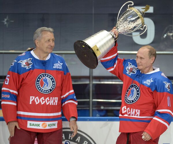 Президент Ночной хоккейной лиги Александр Якушев и президент РФ Владимир Путин (справа)
