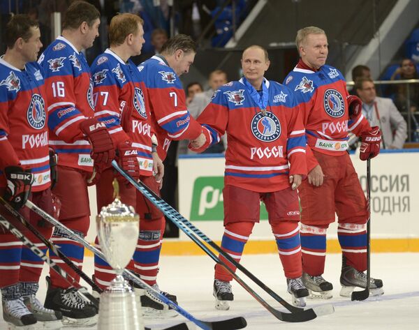 Президент РФ Владимир Путин (второй справа) принимает участие в матче между сборной командой чемпионов Ночной хоккейной лиги и сборной Правления и почетных гостей Ночной хоккейной лиги. Справа