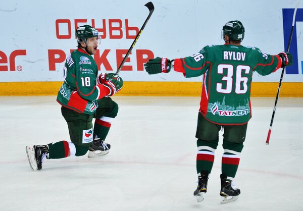 Хоккеисты Ак Барса Михаил Варнаков (слева) и Яков Рылов радуются забитому голу