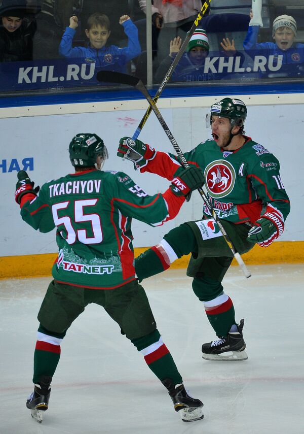 Хоккеисты Ак Барса Владимир Ткачёв (слева) и Михаил Варнаков (автор гола) радуются забитому голу