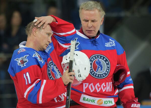 Президент РФ Владимир Путин (слева) и председатель правления Ночной хоккейной лиги (НХЛ) Вячеслав Фетисов