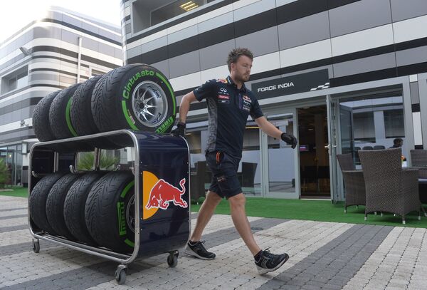 Механик команды Red Bull Racing в паддоке автодрома российского этапа Формулы-1 Гран-При России в Сочи
