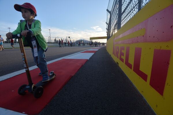 Мальчик катается на самокате по трассе Гран-при России в Олимпийском парке Сочи