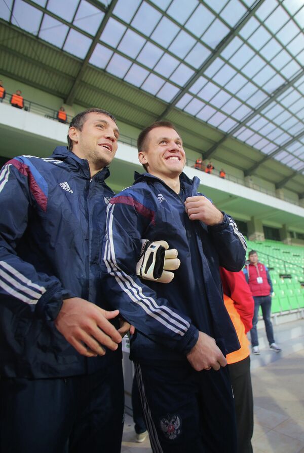 Игроки сборной России Артем Дзюба (слева) и Артем Ребров