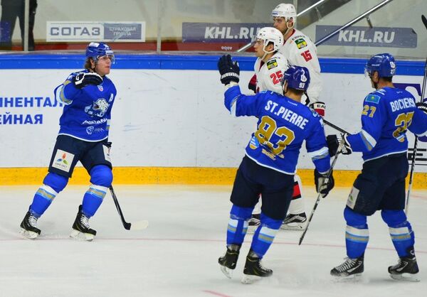 Хоккеисты Барыса радуются заброшенной шайбе в ворота Кузни