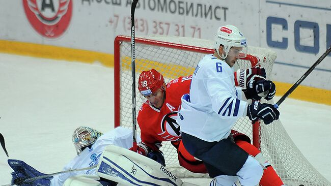 Игровой момент матча Автомобилист - Адмирал