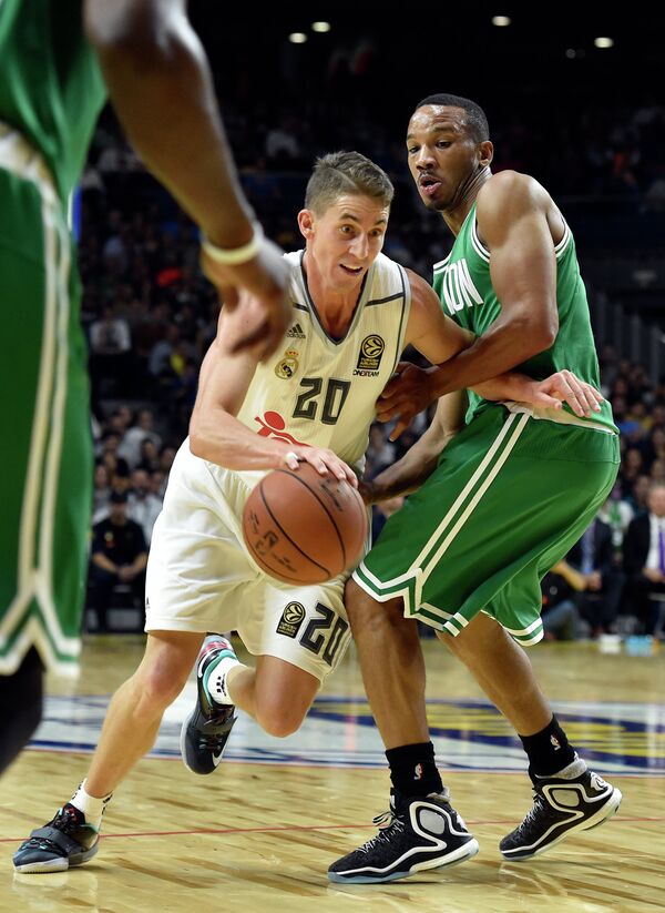 Защитник клуба НБА Бостон Селтикс Эйвери Брэдли (справа)