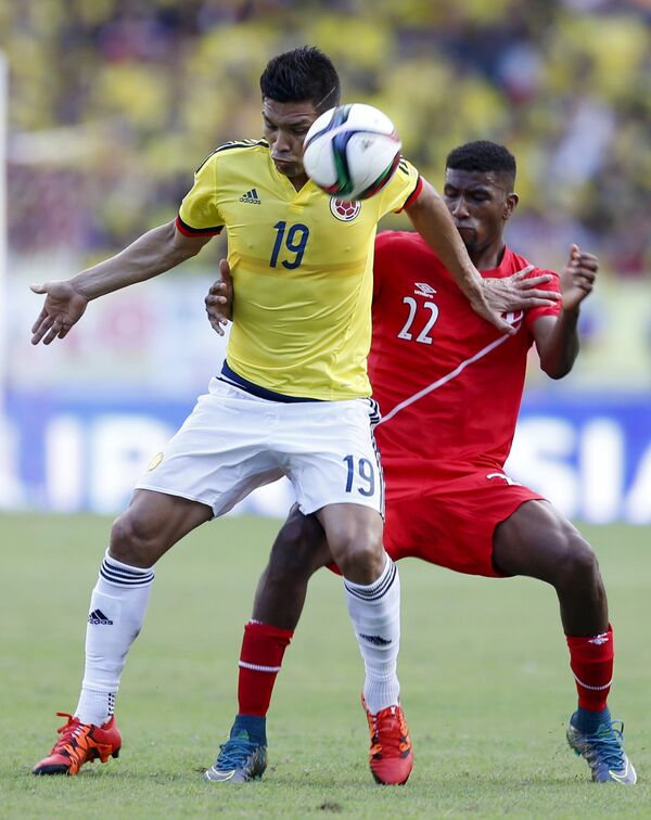 Нападающий сборной Колумбии по футболу Теофило Гутьеррес (слева)