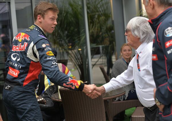 Гонщик команды Ред Булл Даниил Квят (слева) и генеральный промоутер Формулы-1 Берни Экклстоун