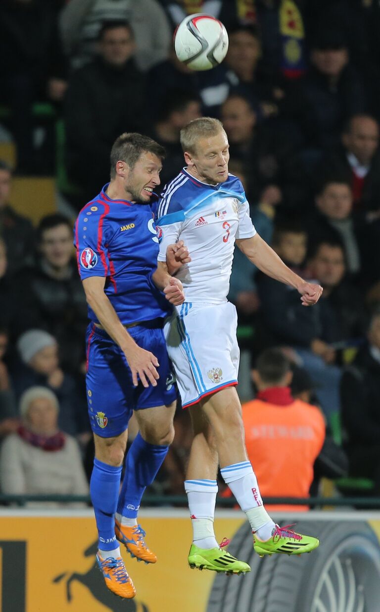 Защитник сборной России Игорь Смольников (справа) Защитник сборной России Игорь Смольников (справа)