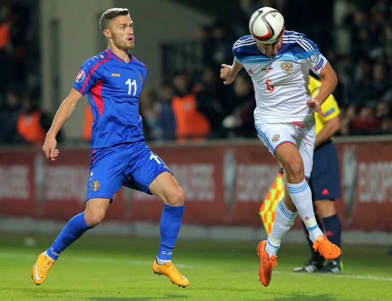 Форвард сборной Молдавии Николае Милинчану (слева) и защитник сборной России Алексей Березуцкий Форвард сборной Молдавии Николае Милинчану (слева) и защитник сборной России Алексей Березуцкий