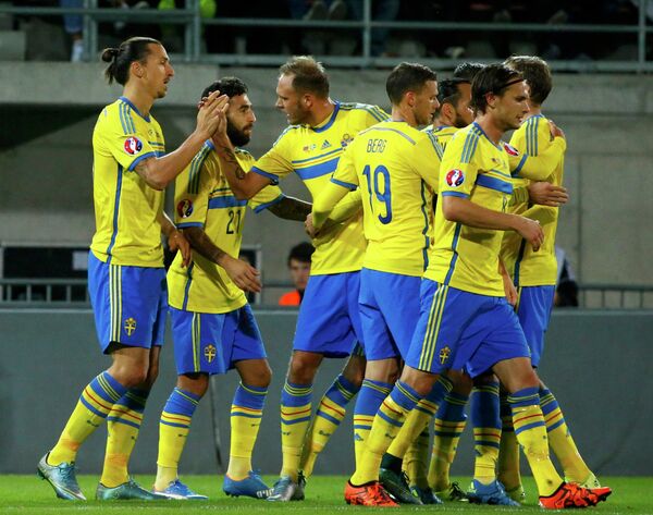 Футболисты сборной Швеции радуются забитому мячу Златана Ибрагимовича