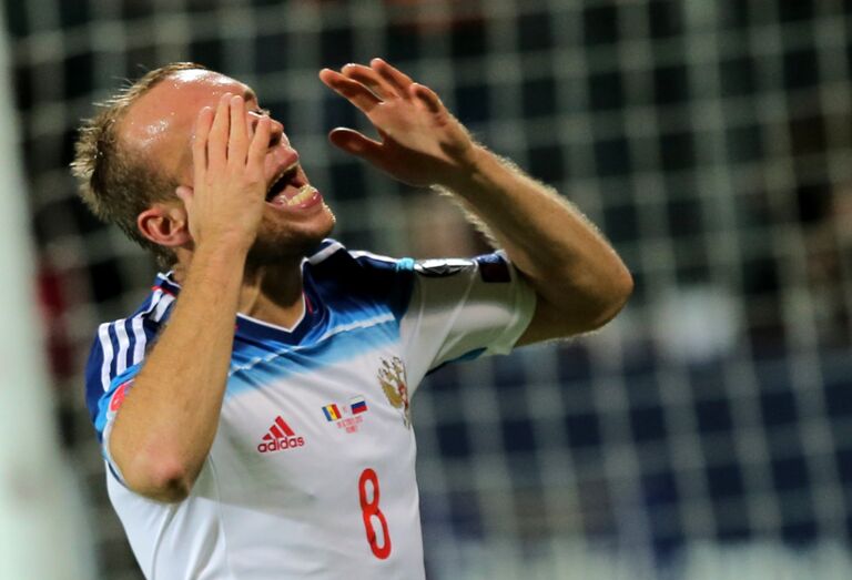 Полузащитник сборной России Денис Глушаков Полузащитник сборной России Денис Глушаков